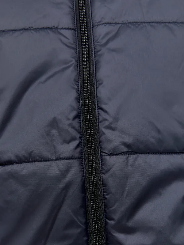 1910986-999000_CORE Light Padded Vest M_Closeup5.jpg